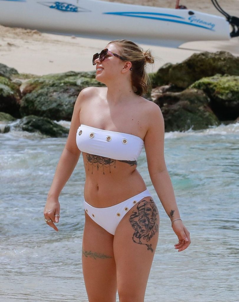 Bikini-Clad Olivia Buckland Showing Off Her Ass on a Beach gallery, pic 34