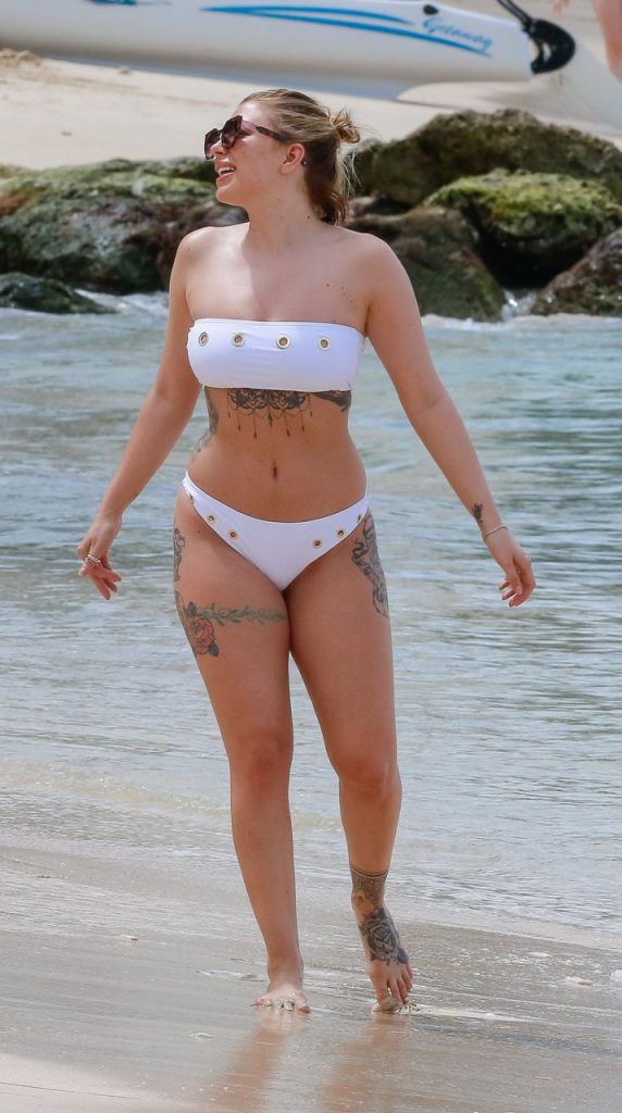 Bikini-Clad Olivia Buckland Showing Off Her Ass on a Beach gallery, pic 36