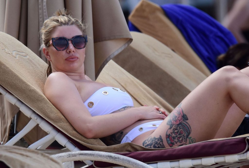 Bikini-Clad Olivia Buckland Showing Off Her Ass on a Beach gallery, pic 118