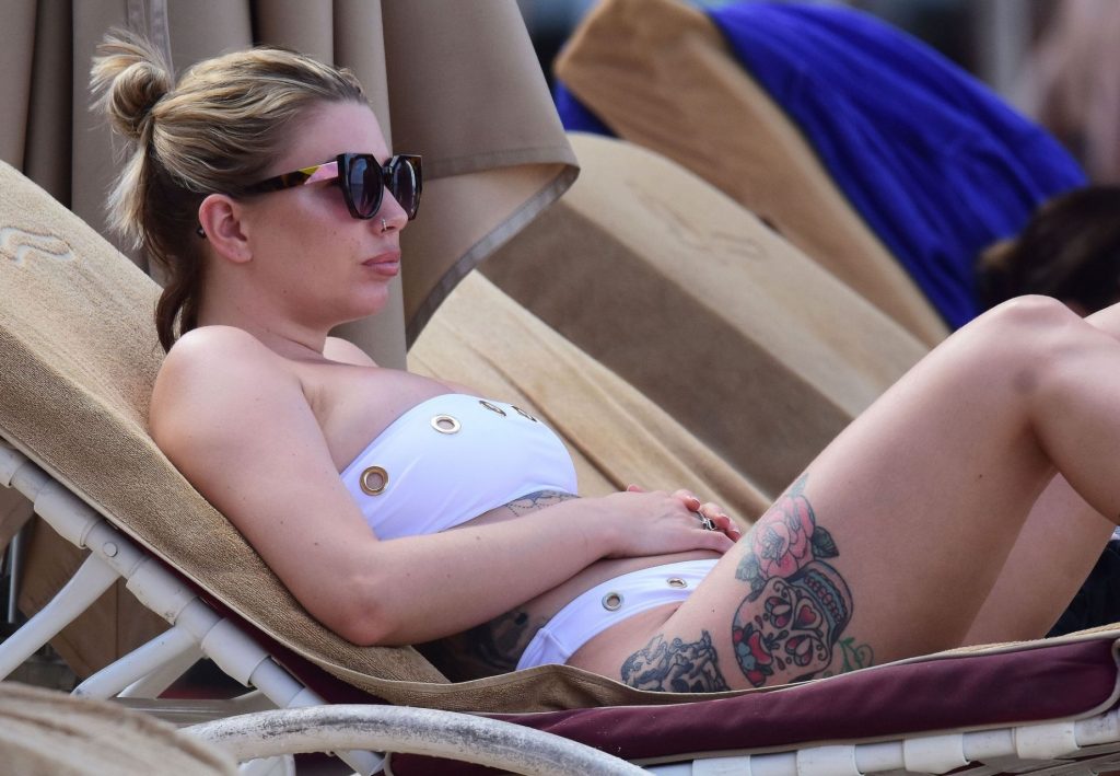 Bikini-Clad Olivia Buckland Showing Off Her Ass on a Beach gallery, pic 122