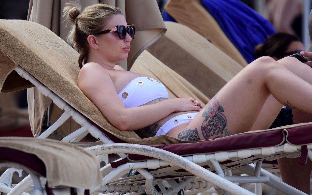 Bikini-Clad Olivia Buckland Showing Off Her Ass on a Beach gallery, pic 124