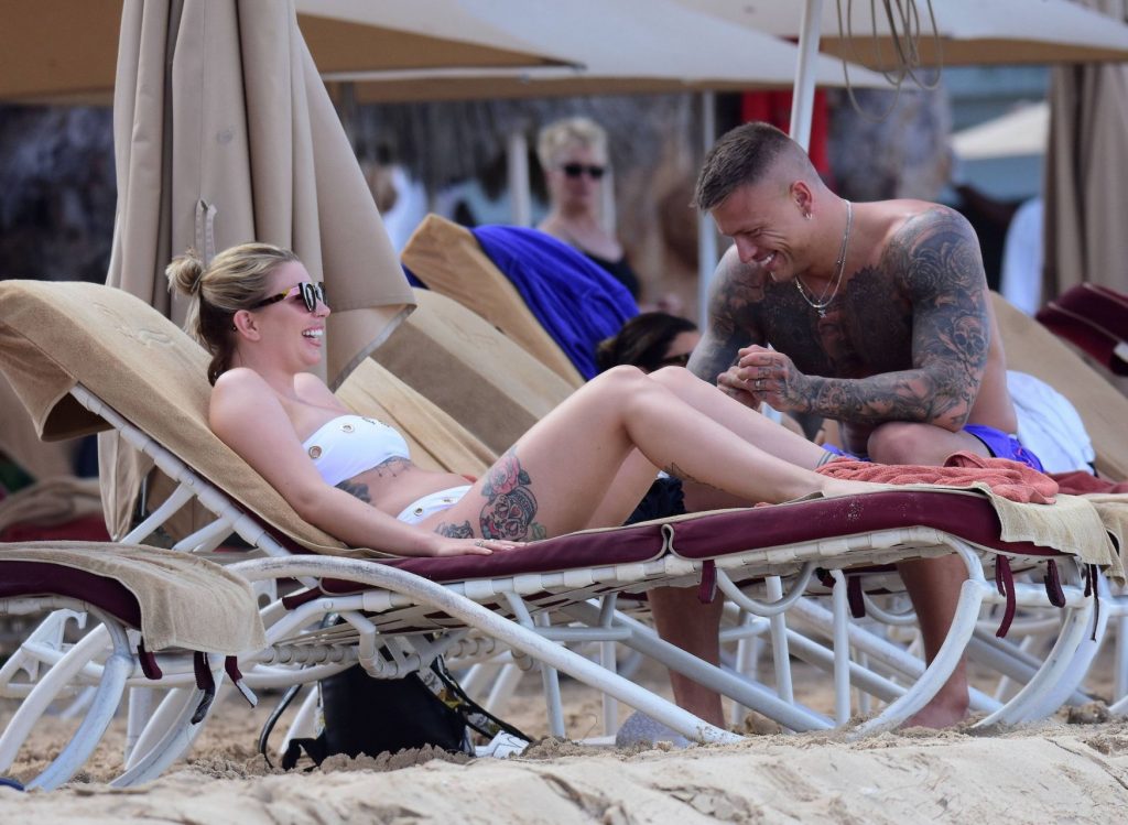 Bikini-Clad Olivia Buckland Showing Off Her Ass on a Beach gallery, pic 128