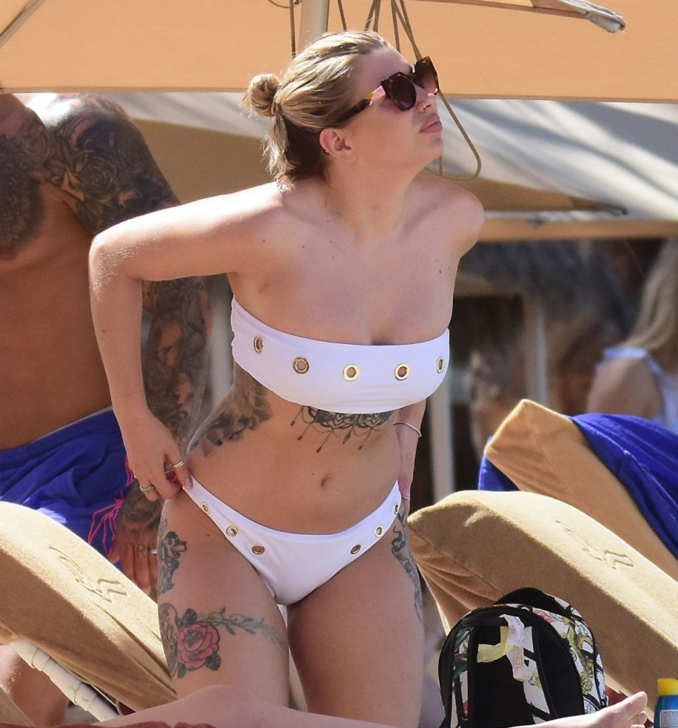 Bikini-Clad Olivia Buckland Showing Off Her Ass on a Beach gallery, pic 152