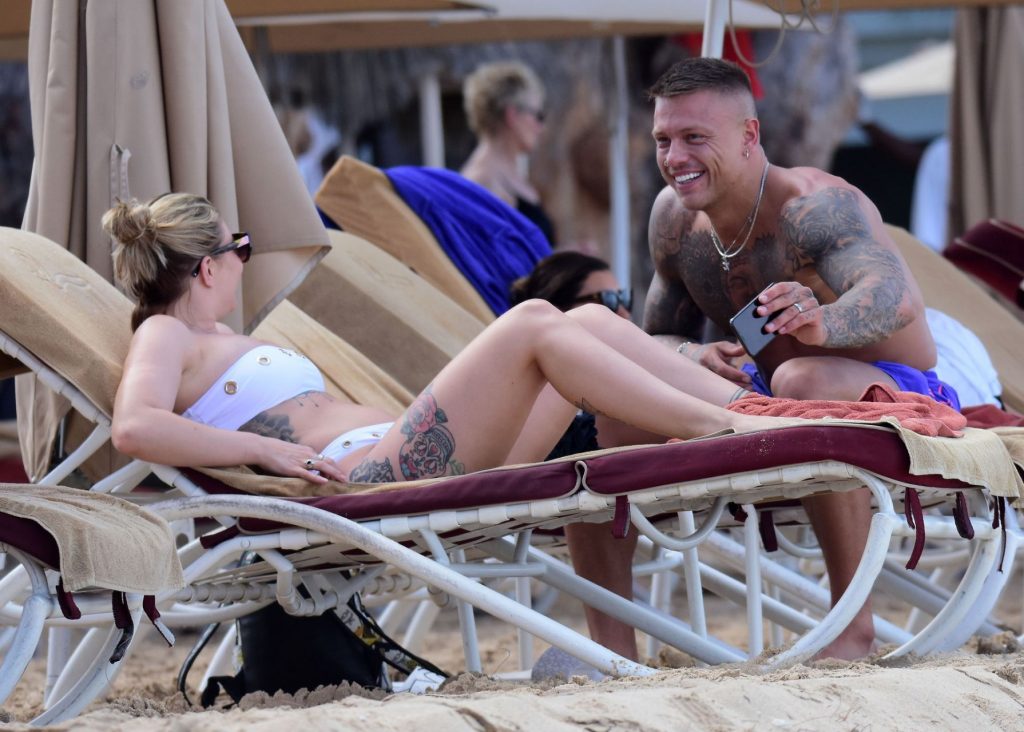 Bikini-Clad Olivia Buckland Showing Off Her Ass on a Beach gallery, pic 158