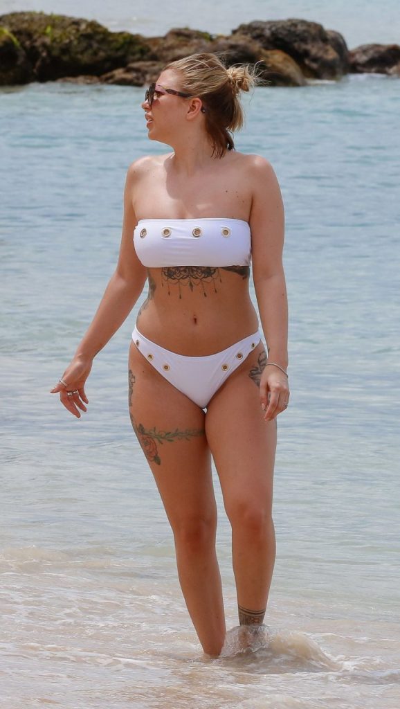 Bikini-Clad Olivia Buckland Showing Off Her Ass on a Beach gallery, pic 18