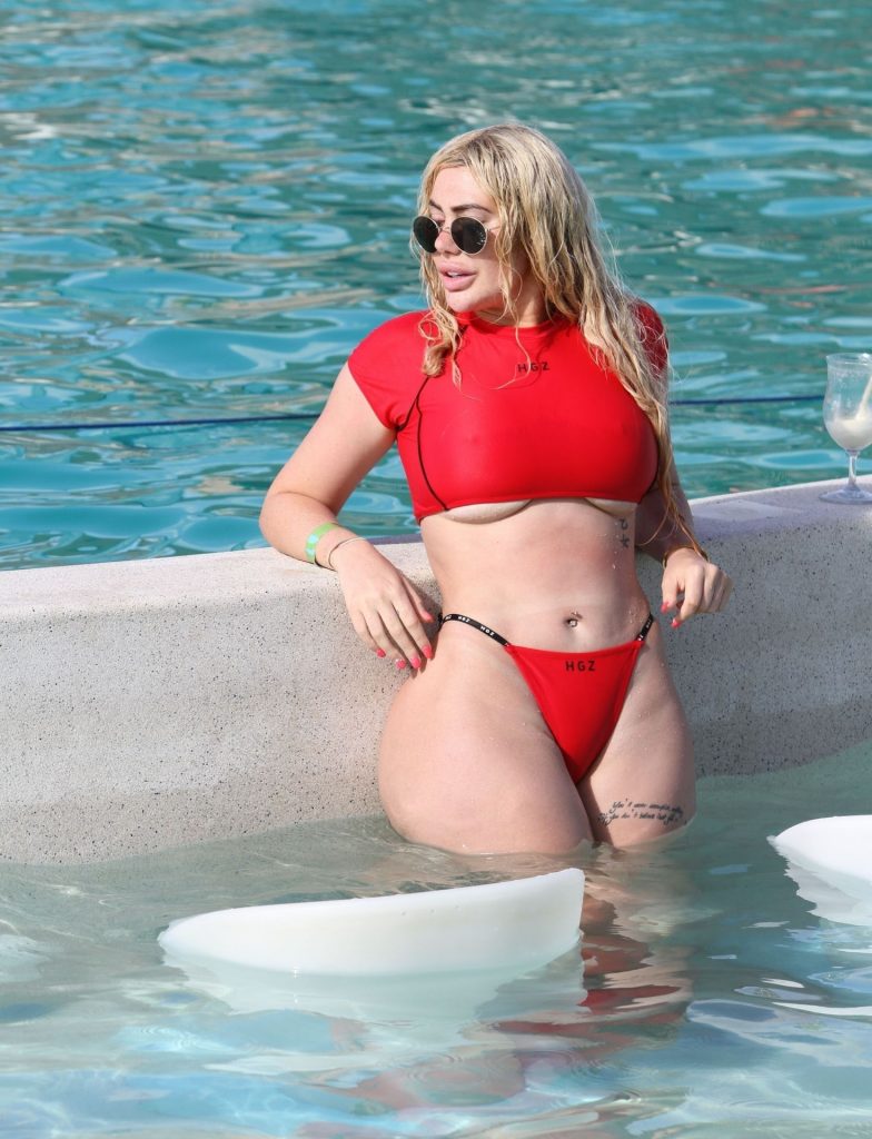 Busty Chloe Ferry Shows Her Killer Curves in the Swimming Pool gallery, pic 6