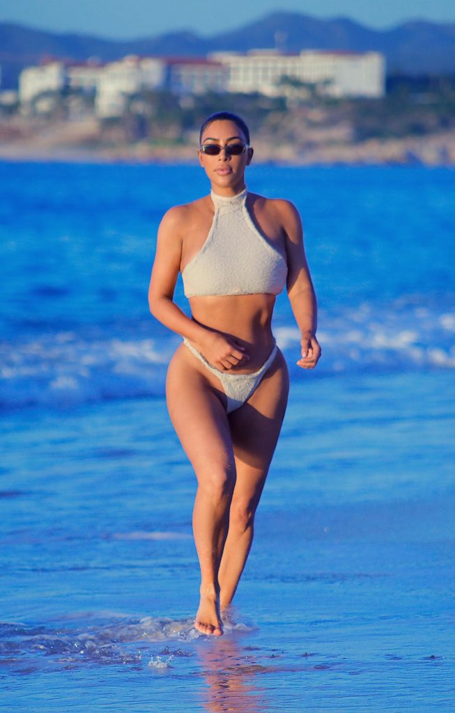 Reality TV Megastar Kim Kardashian Shows Her Bikini Body gallery, pic 14