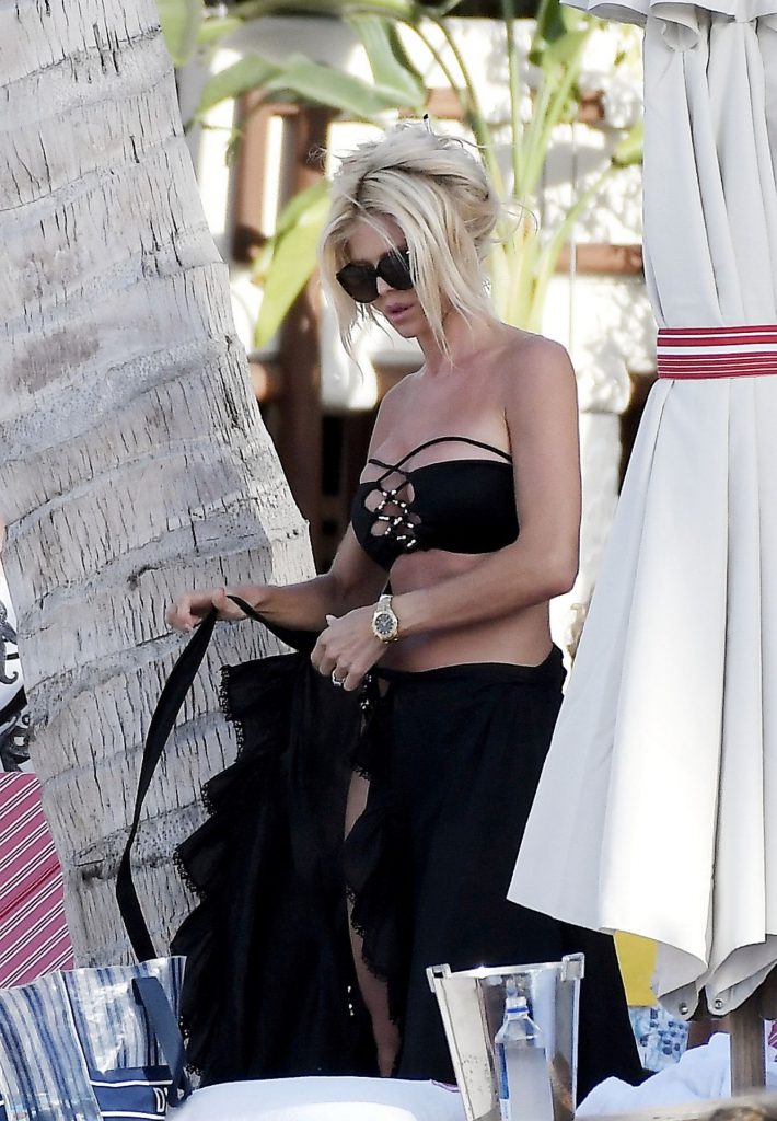 Celebrity MILF Victoria Silvstedt Showing Her Sexy Bikini Body gallery, pic 20