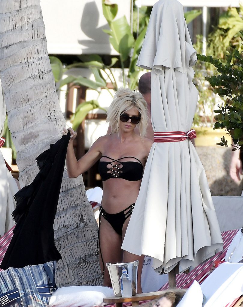 Celebrity MILF Victoria Silvstedt Showing Her Sexy Bikini Body gallery, pic 60