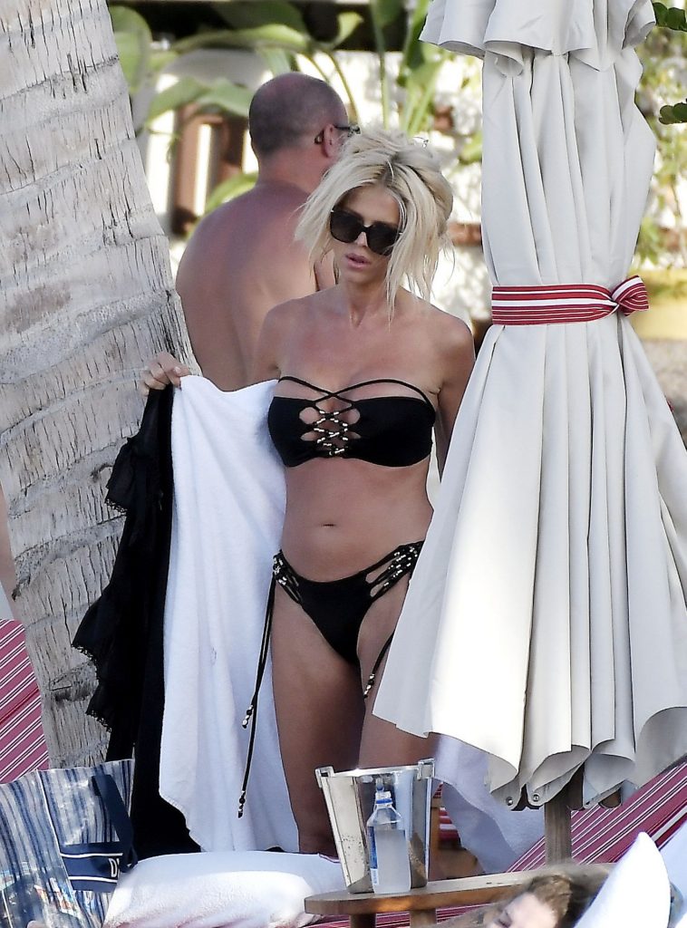 Celebrity MILF Victoria Silvstedt Showing Her Sexy Bikini Body gallery, pic 68