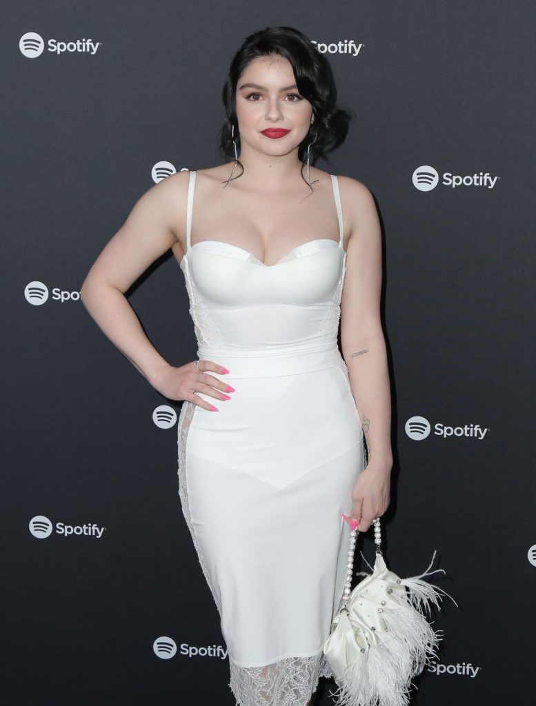 Busty Ariel Winter Shows Her Breasts in High Quality gallery, pic 14