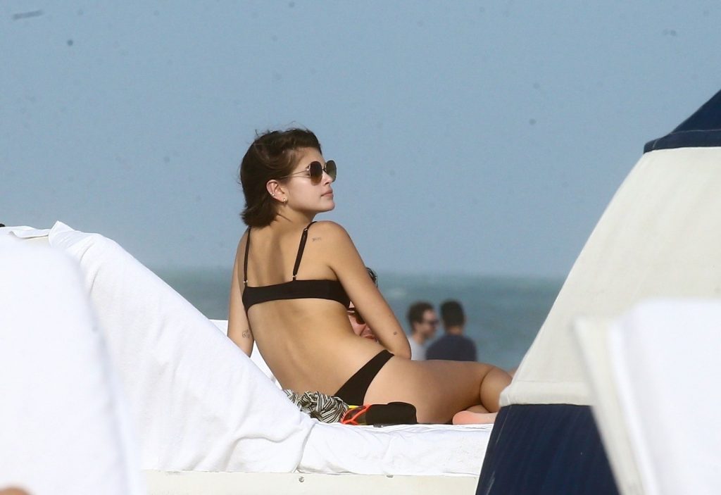 Short-Haired Hottie Kaia Gerber Shows Her Legs and Tight Butt gallery, pic 102