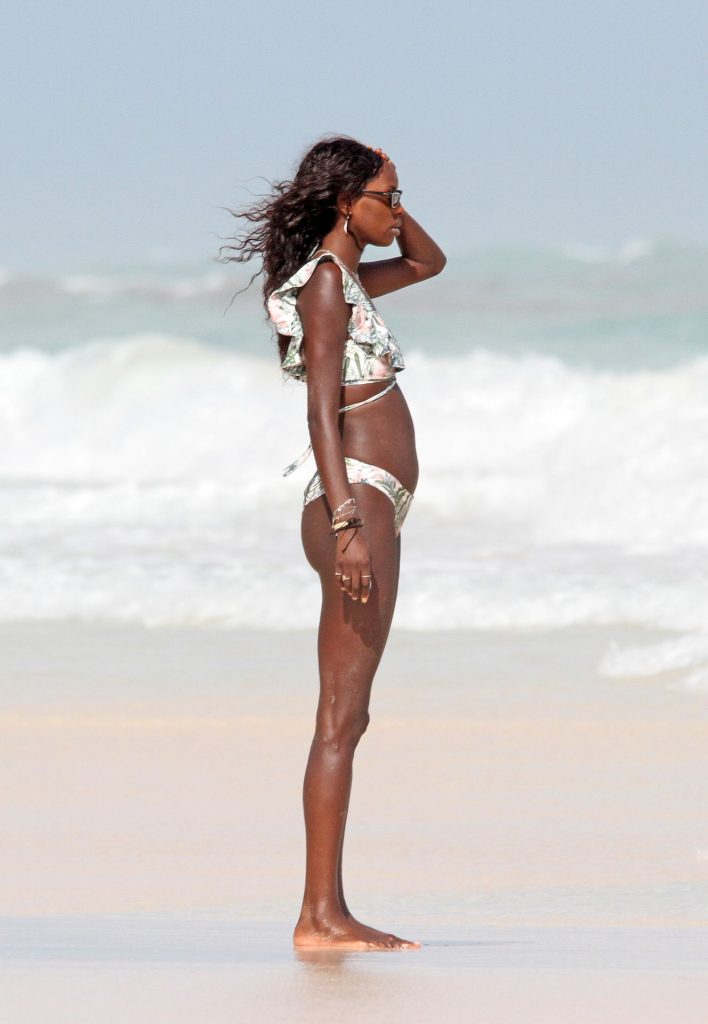 Slim Bombshell Layla Powell Showing Her Enviable Bikini Body gallery, pic 44