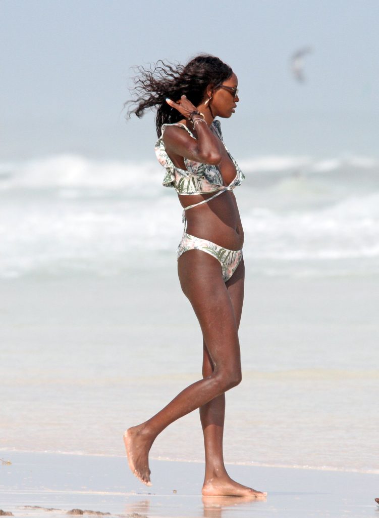 Slim Bombshell Layla Powell Showing Her Enviable Bikini Body gallery, pic 46