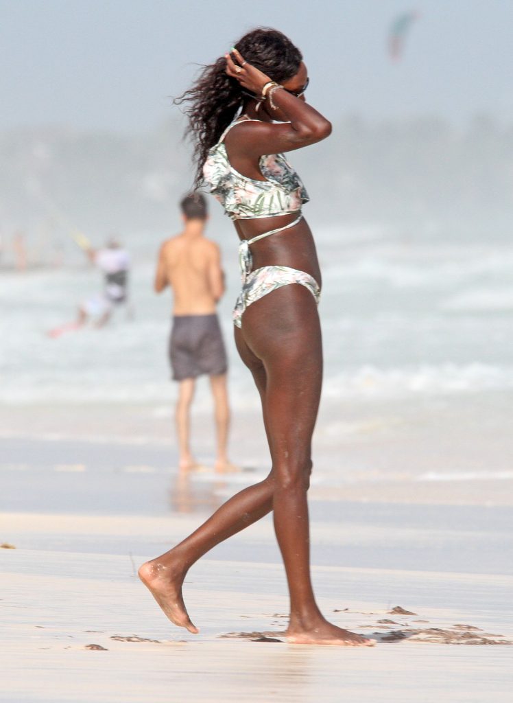 Slim Bombshell Layla Powell Showing Her Enviable Bikini Body gallery, pic 48
