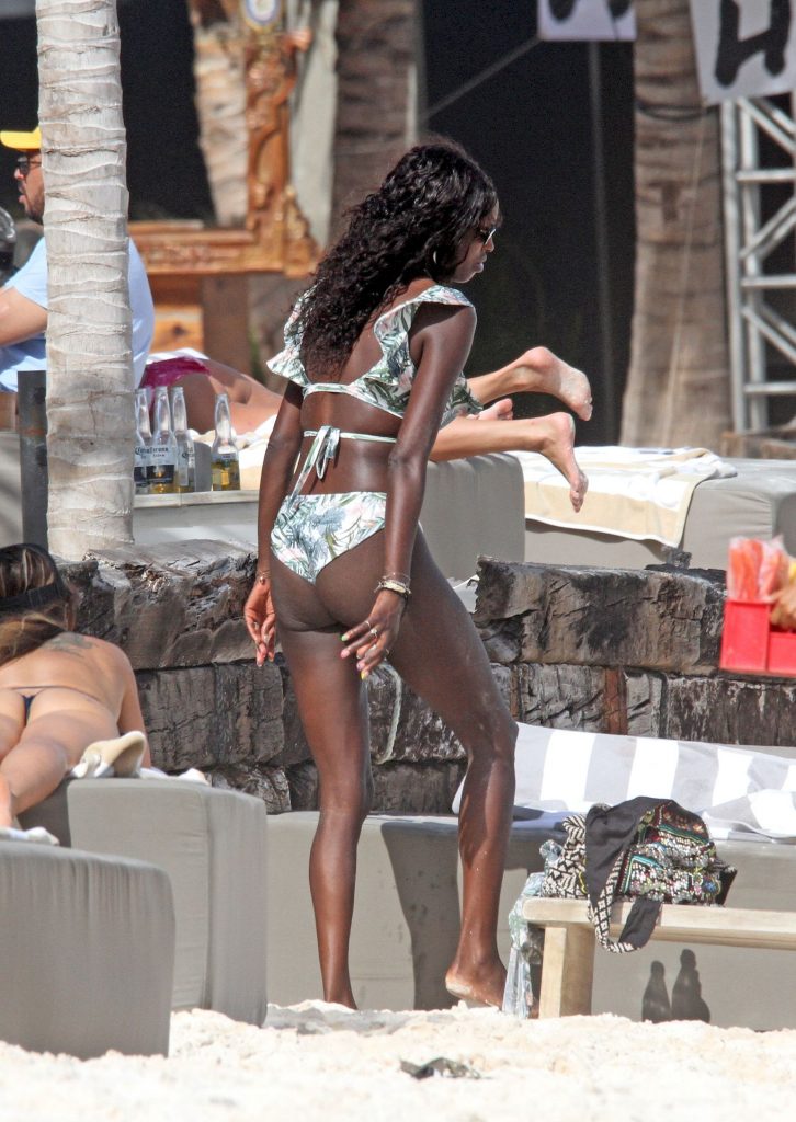 Slim Bombshell Layla Powell Showing Her Enviable Bikini Body gallery, pic 52