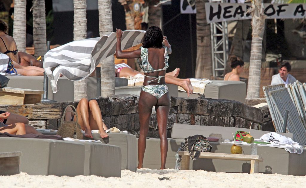 Slim Bombshell Layla Powell Showing Her Enviable Bikini Body gallery, pic 16