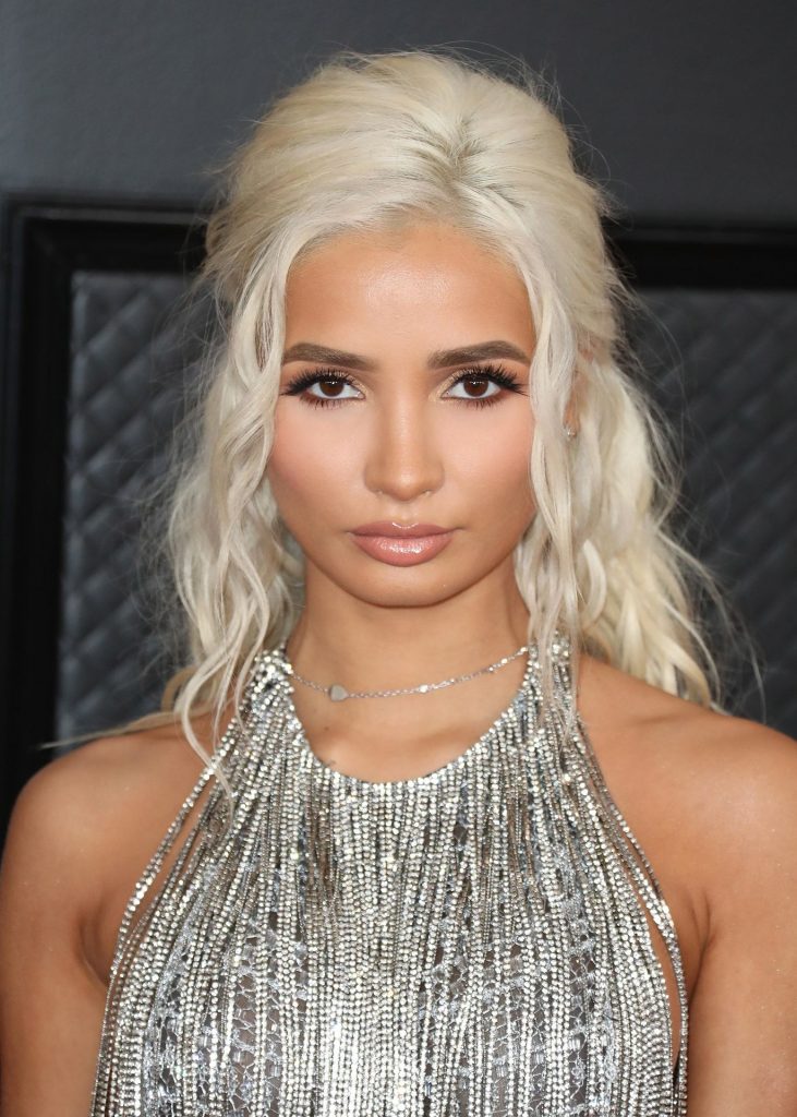 Braless Blonde Pia Mia Perez Teasing with Her Sexy Boobs gallery, pic 8