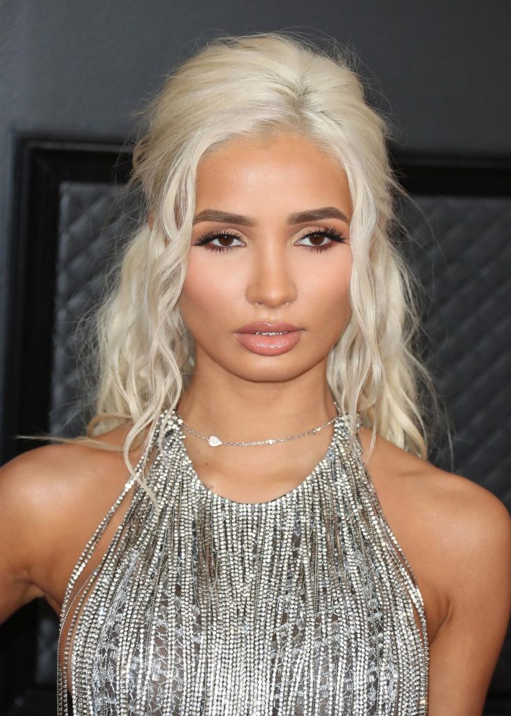 Braless Blonde Pia Mia Perez Teasing with Her Sexy Boobs gallery, pic 12