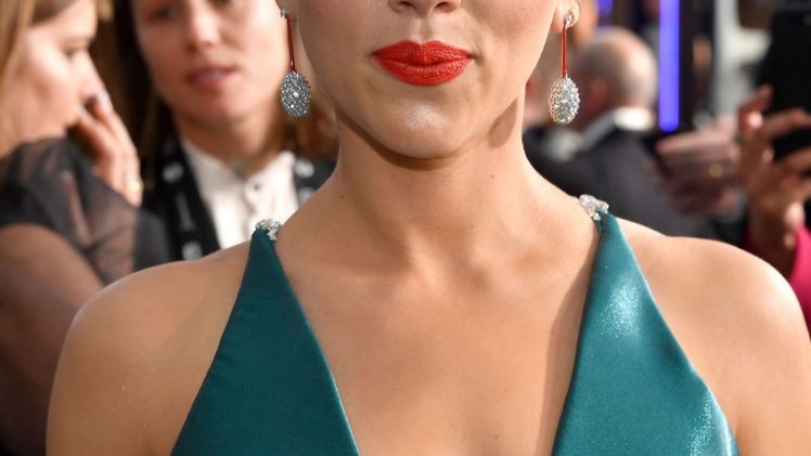 Oscar-Nominated Hottie Scarlett Johansson Showing Her Boobs