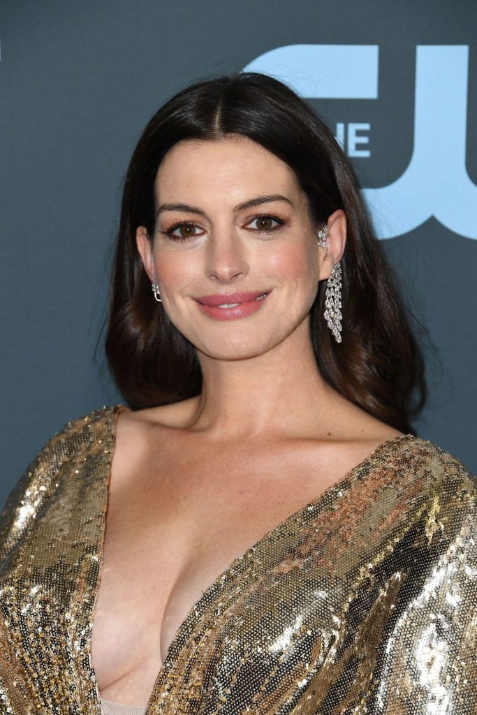 Busty MILF Anne Hathaway Displays Her Perfect Cleavage gallery, pic 84