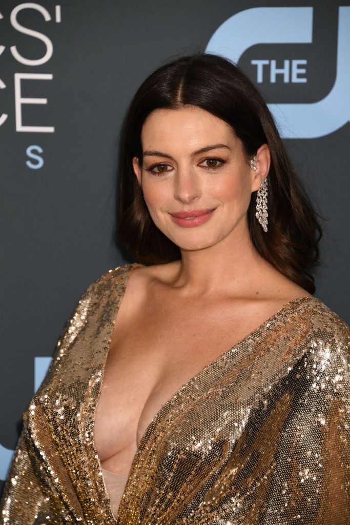 Busty MILF Anne Hathaway Displays Her Perfect Cleavage gallery, pic 92