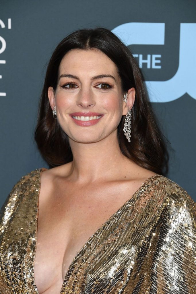 Busty MILF Anne Hathaway Displays Her Perfect Cleavage gallery, pic 106