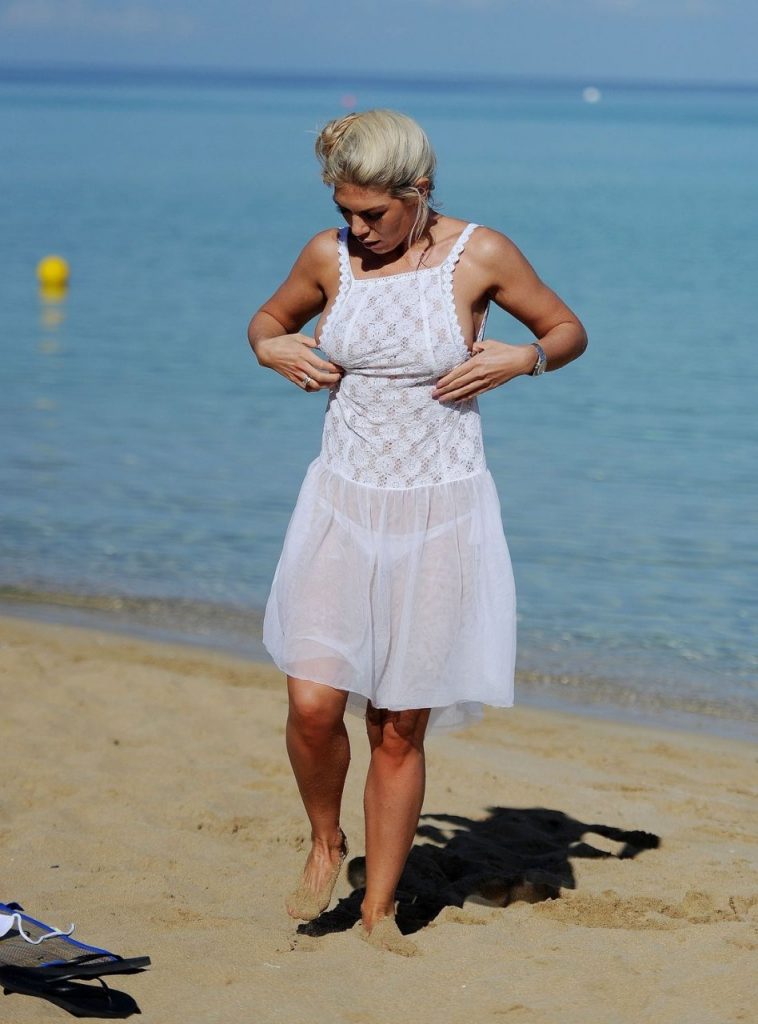 Reality TV Star Frankie Essex Goes Topless on an LA Beach gallery, pic 22