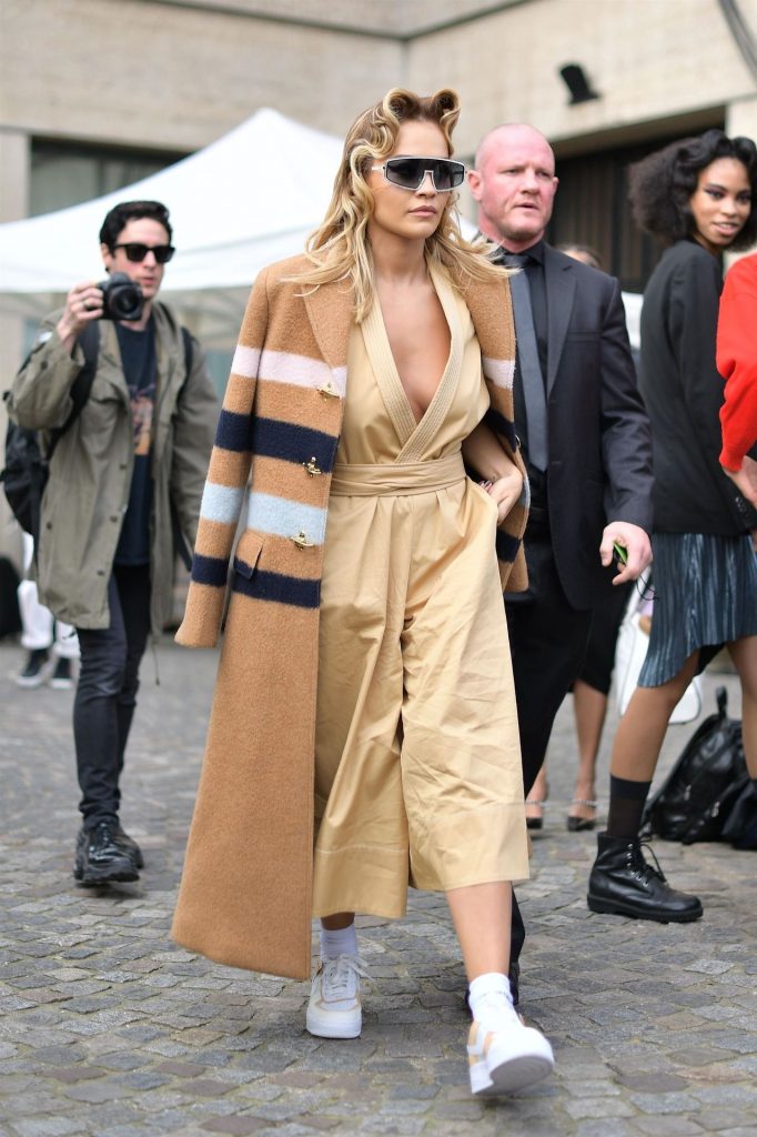 Fashionista Rita Ora Showing Her Cleavage in a Ridiculous Outfit gallery, pic 16