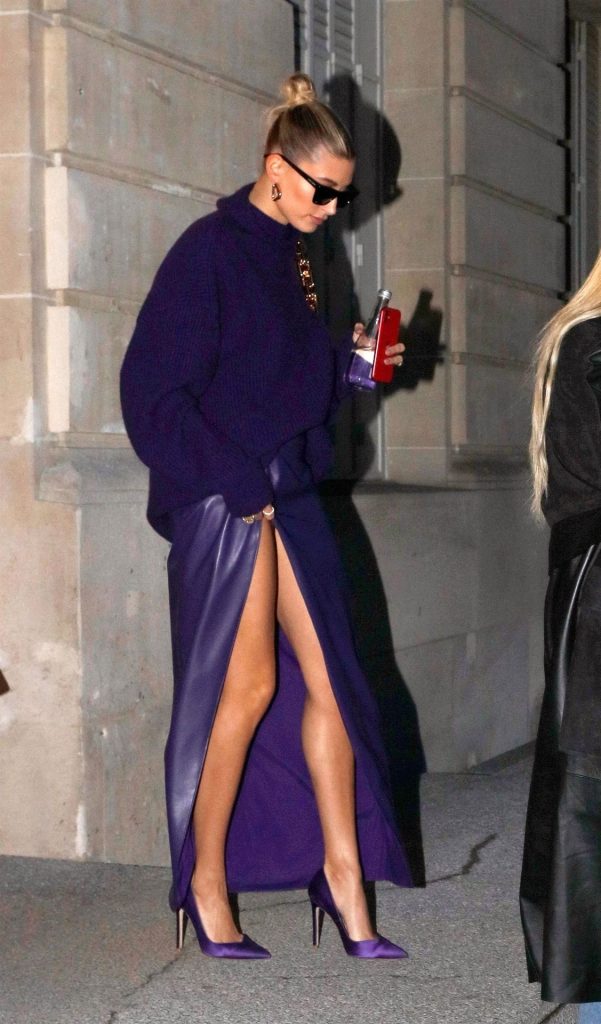 Blond-Haired Hottie Hailey Bieber Showing Off Her Sexy Legs gallery, pic 8