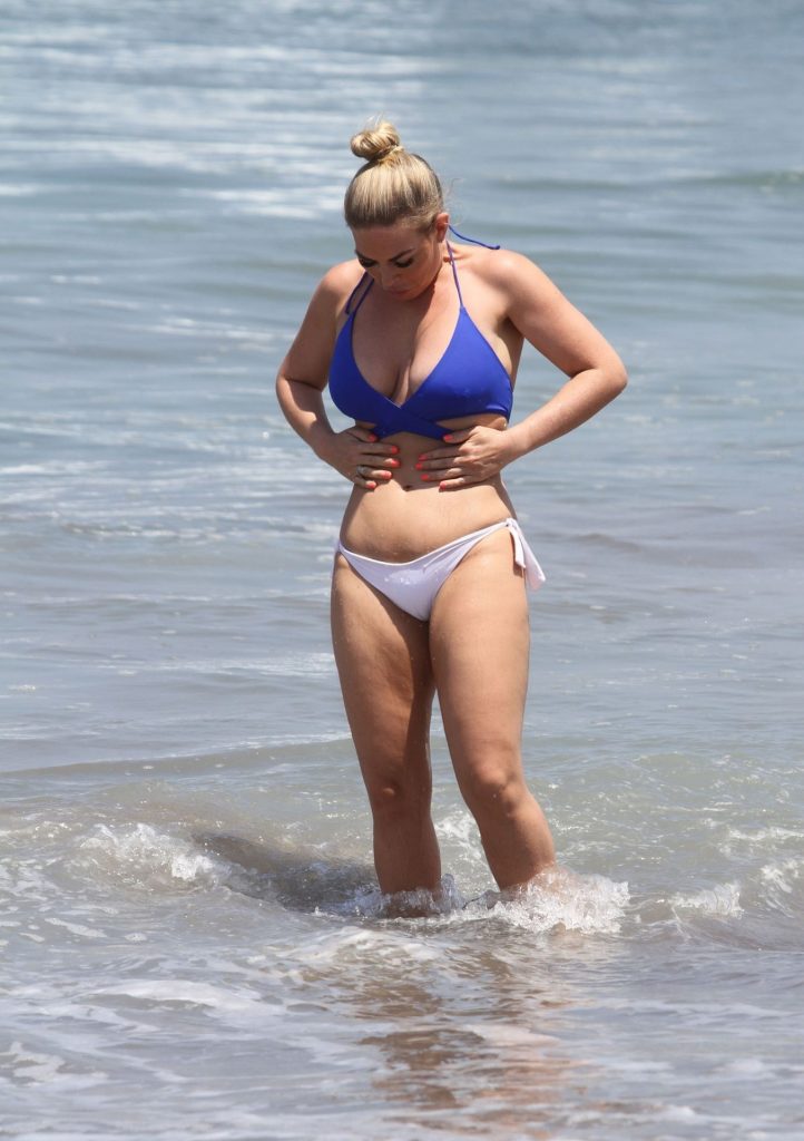 Stacked Blonde Frankie Essex Having Lots of Fun on the Beach gallery, pic 22