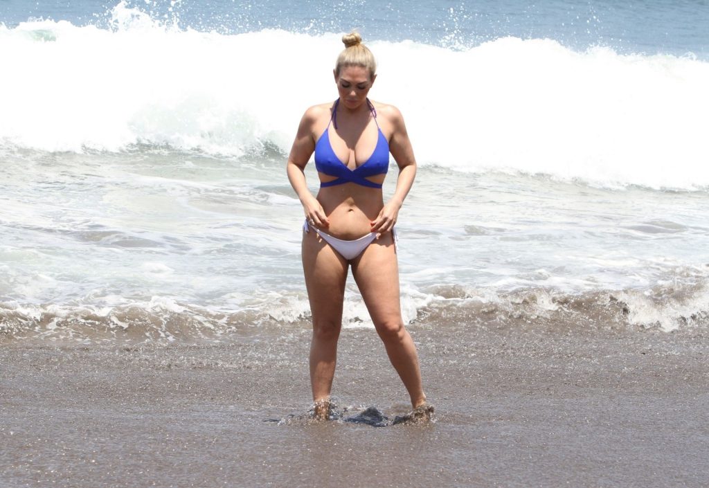 Stacked Blonde Frankie Essex Having Lots of Fun on the Beach gallery, pic 6