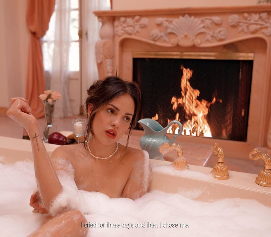 Topless Eiza Gonzalez Frolicking in Bed and Looking Hot as Fuck gallery, pic 16