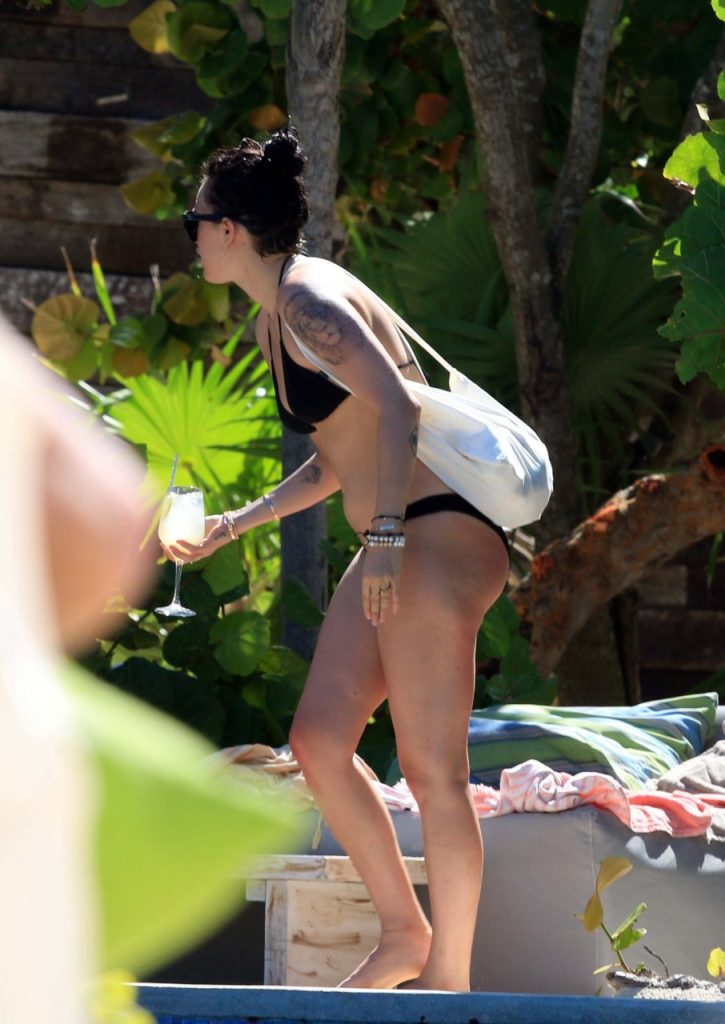 Bikini-Clad Rumer Willis Showing Her Enviable Physique on Camera gallery, pic 8