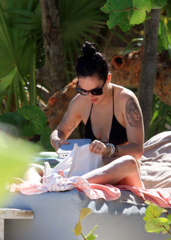 Bikini-Clad Rumer Willis Showing Her Enviable Physique on Camera gallery, pic 10
