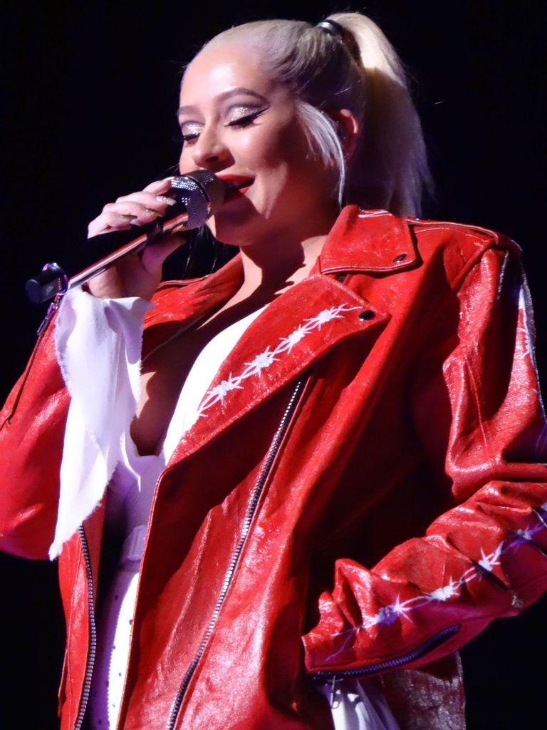 Thick Songstress Christina Aguilera Showing Her Meaty Thighs on Stage gallery, pic 20