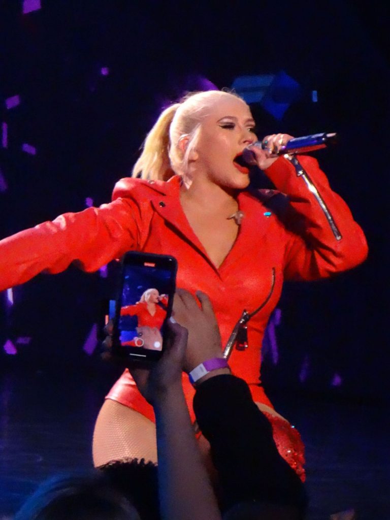 Thick Songstress Christina Aguilera Showing Her Meaty Thighs on Stage gallery, pic 202