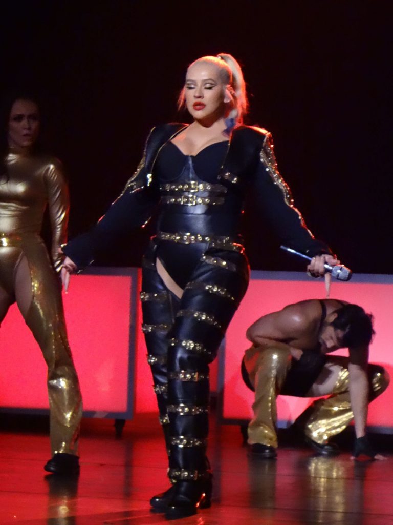 Thick Songstress Christina Aguilera Showing Her Meaty Thighs on Stage gallery, pic 28