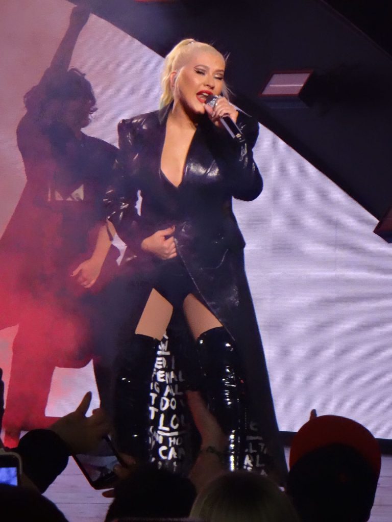 Thick Songstress Christina Aguilera Showing Her Meaty Thighs on Stage gallery, pic 68