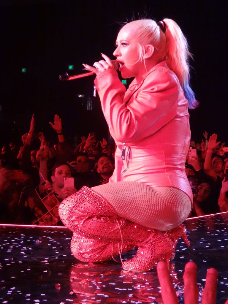 Thick Songstress Christina Aguilera Showing Her Meaty Thighs on Stage gallery, pic 110