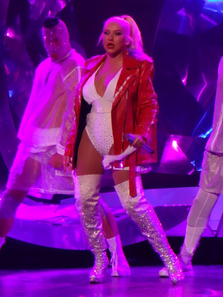 Thick Songstress Christina Aguilera Showing Her Meaty Thighs on Stage gallery, pic 12