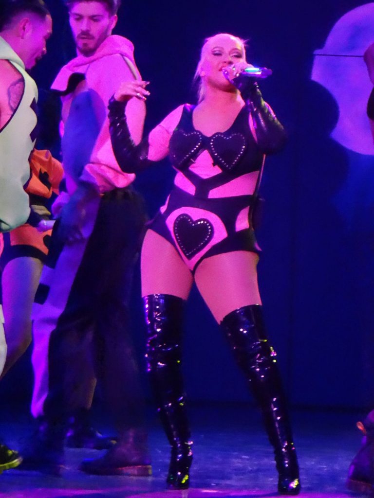Thick Songstress Christina Aguilera Showing Her Meaty Thighs on Stage gallery, pic 144