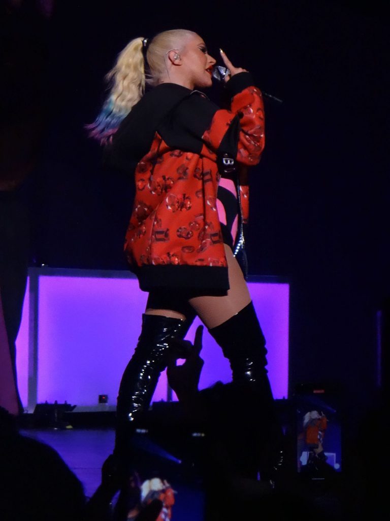 Thick Songstress Christina Aguilera Showing Her Meaty Thighs on Stage gallery, pic 152