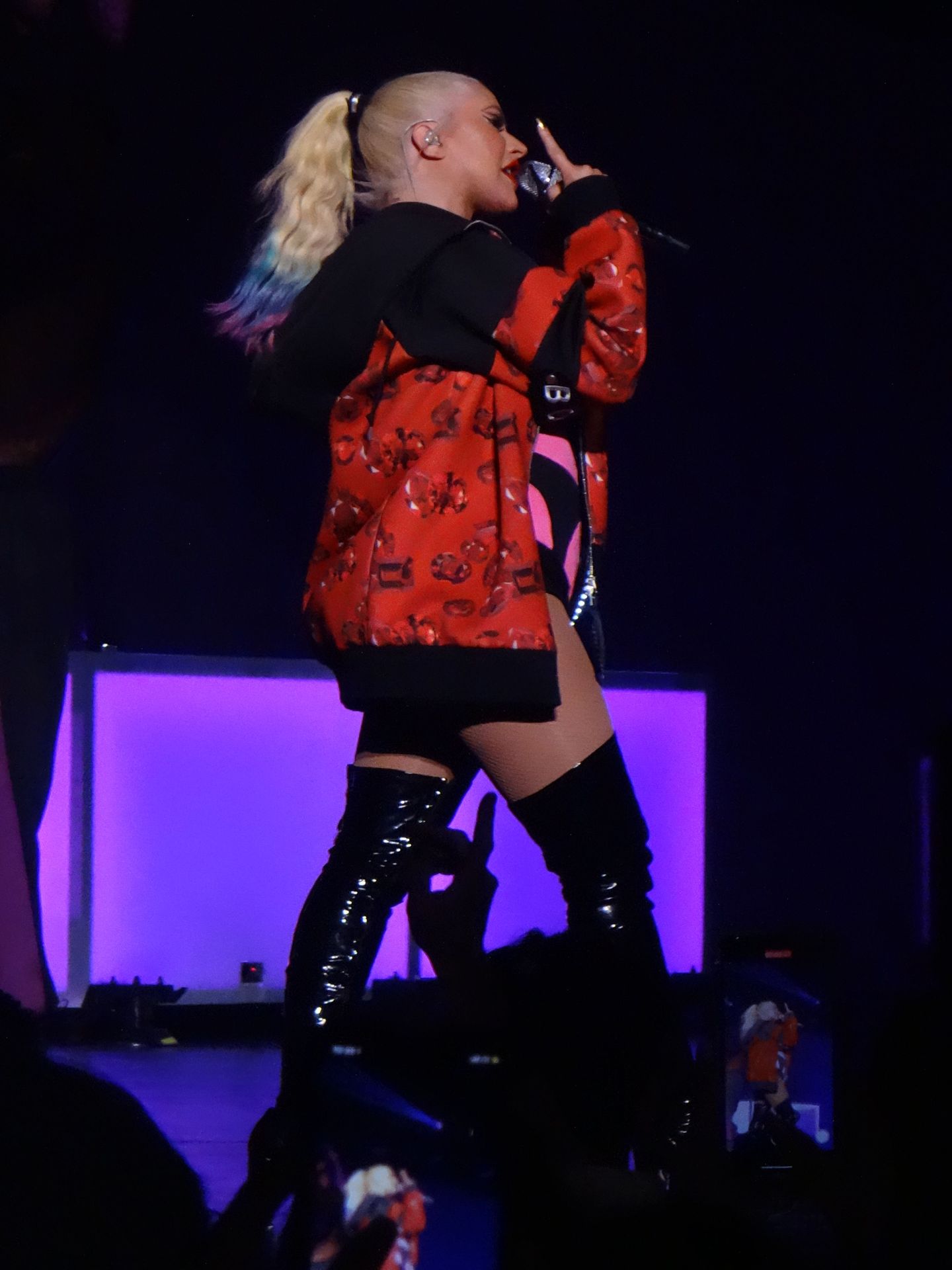 Thick Songstress Christina Aguilera Showing Her Meaty Thighs On Stage The Fappening 