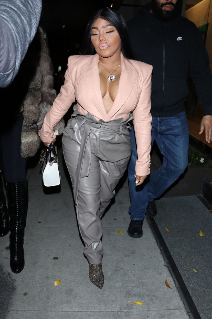 Hilariously Ugly Lil’ Kim Shows Her Boobs While Wearing Leather gallery, pic 266