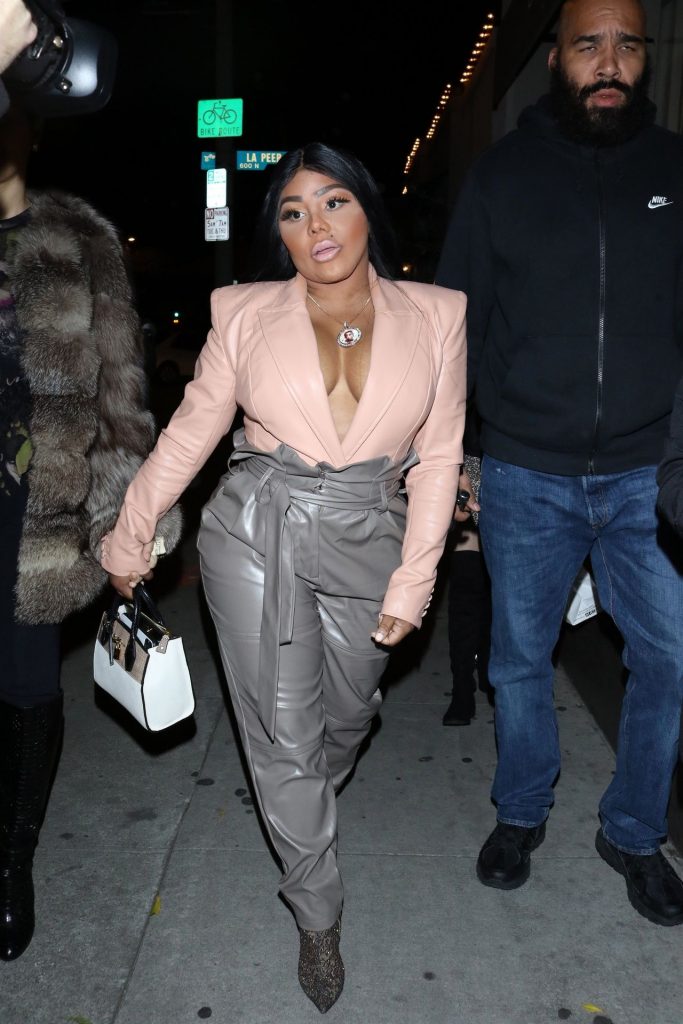 Hilariously Ugly Lil’ Kim Shows Her Boobs While Wearing Leather gallery, pic 284