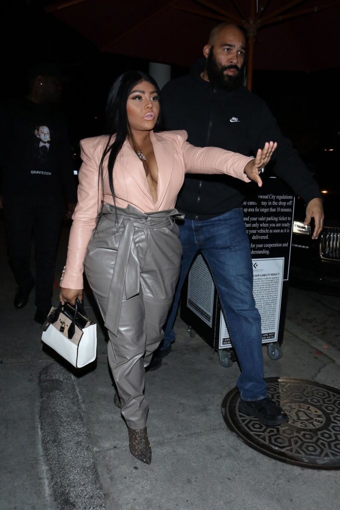 Hilariously Ugly Lil’ Kim Shows Her Boobs While Wearing Leather gallery, pic 314