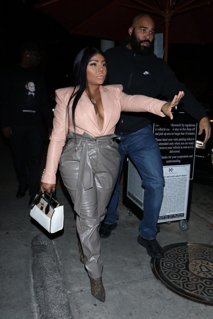 Hilariously Ugly Lil’ Kim Shows Her Boobs While Wearing Leather gallery, pic 316