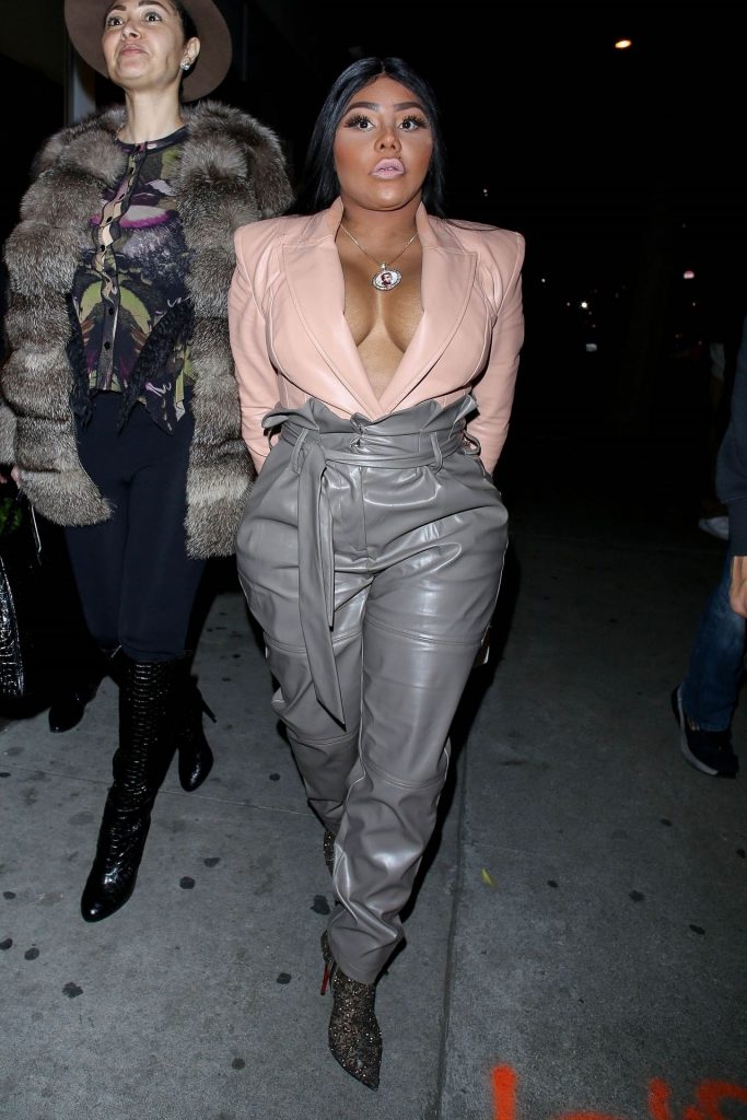 Hilariously Ugly Lil’ Kim Shows Her Boobs While Wearing Leather gallery, pic 98