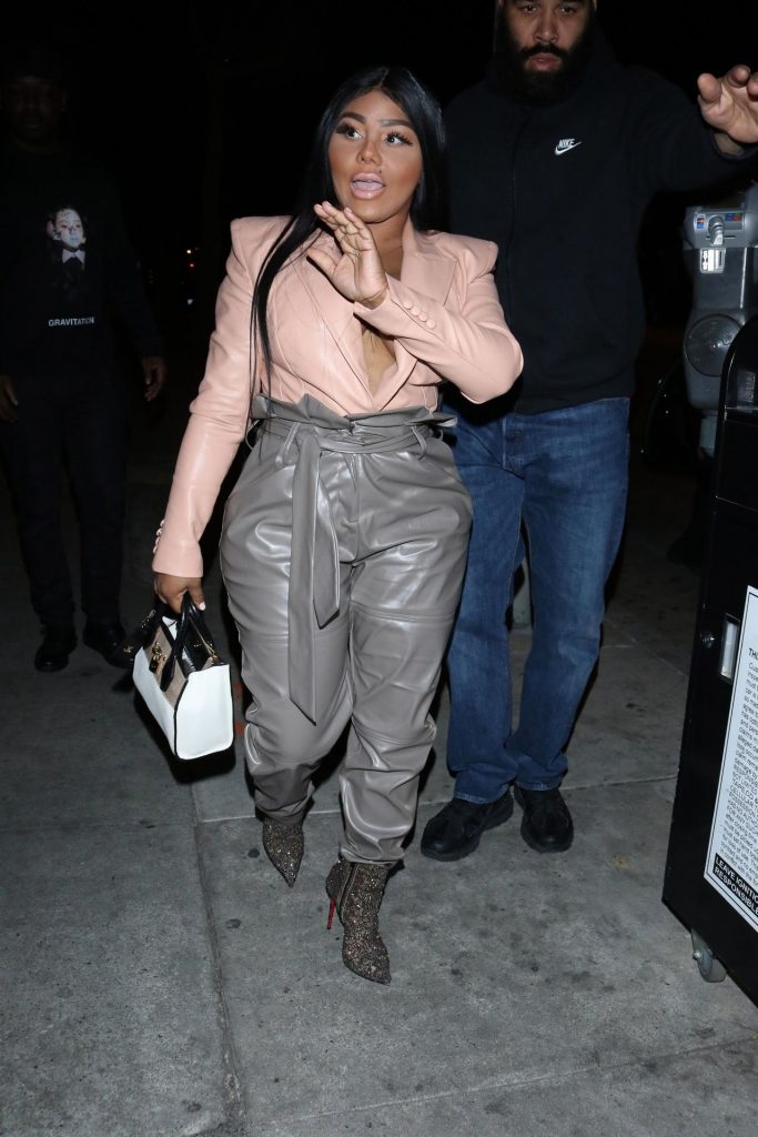 Hilariously Ugly Lil’ Kim Shows Her Boobs While Wearing Leather gallery, pic 10